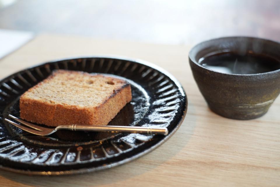画像：デザートの「チャイのパウンドケーキ」とドリンクの「コーヒー」の写真