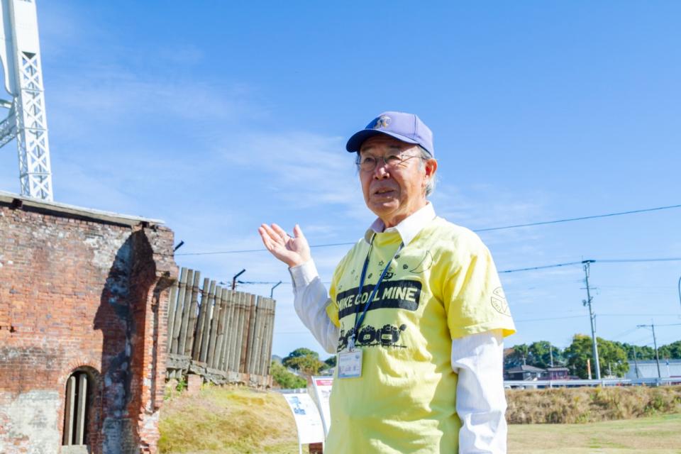 案内する山田さん