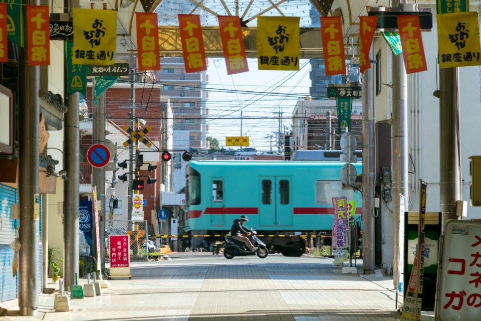 商店街から西鉄電車を眺める