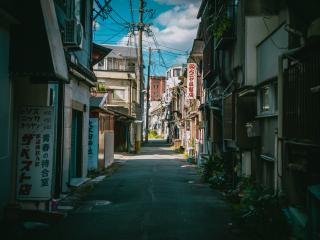 画像：新栄町駅周辺の路地（ザ・ベスト店）