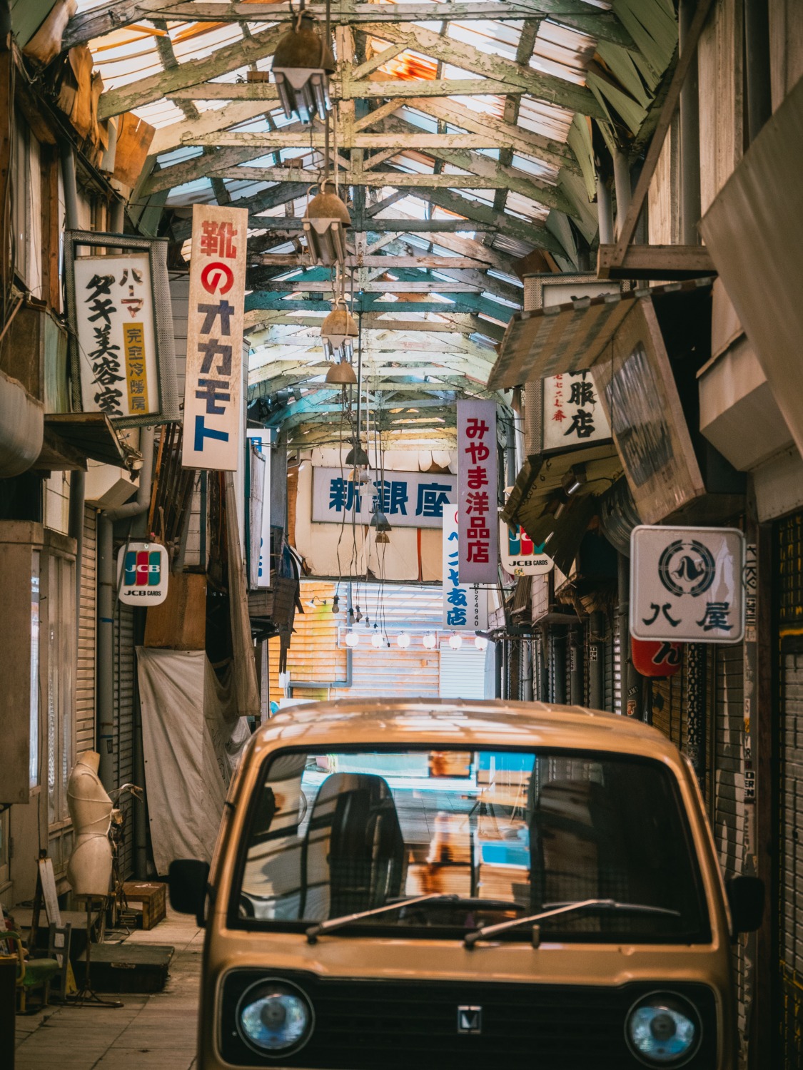 画像：アーケード内に停車中の自動車