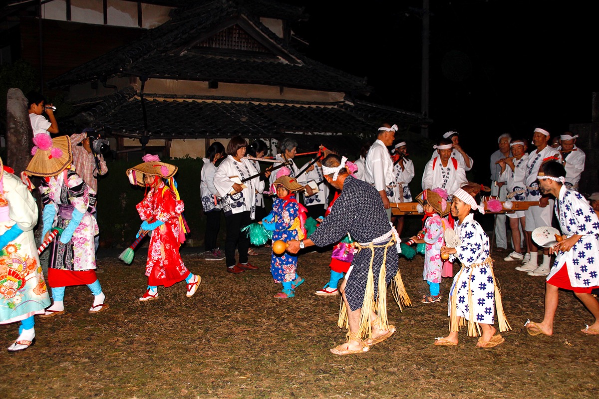 銭太鼓踊りとひゅうたん廻しの踊りの画像